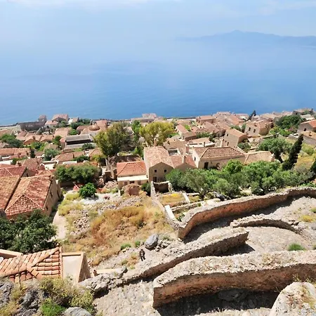 Izambo Guest Houses 3* Монемвазия