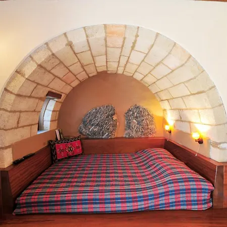 Izambo Guest Houses Гостевой дом Монемвазия