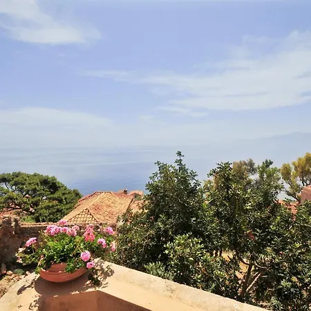 Izambo Guest Houses Монемвазия