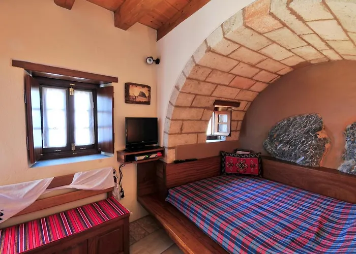 Izambo Guest Houses Монемвазия