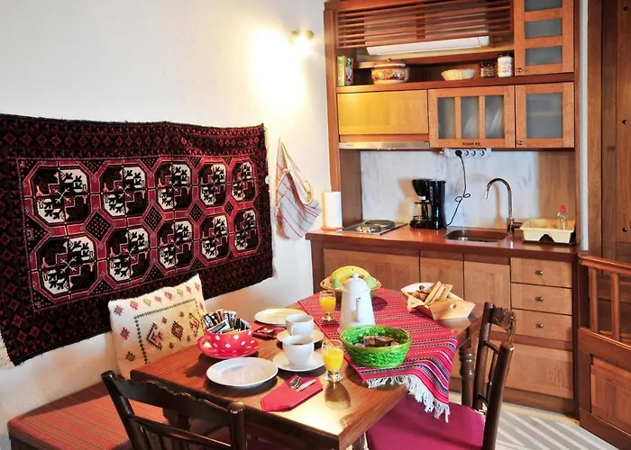 Izambo Guest Houses Монемвазия