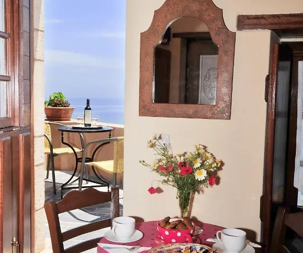 Izambo Guest Houses Гостевой дом Монемвазия