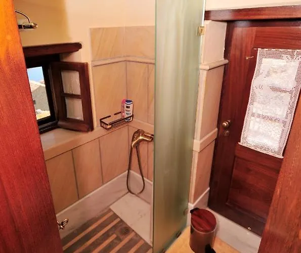 Izambo Guest Houses 3* Монемвазия