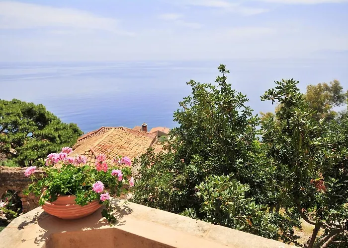 Izambo Guest Houses 3*