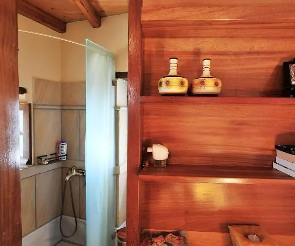 Izambo Guest Houses Монемвазия