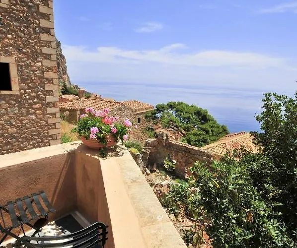 Izambo Guest Houses 3* Монемвазия